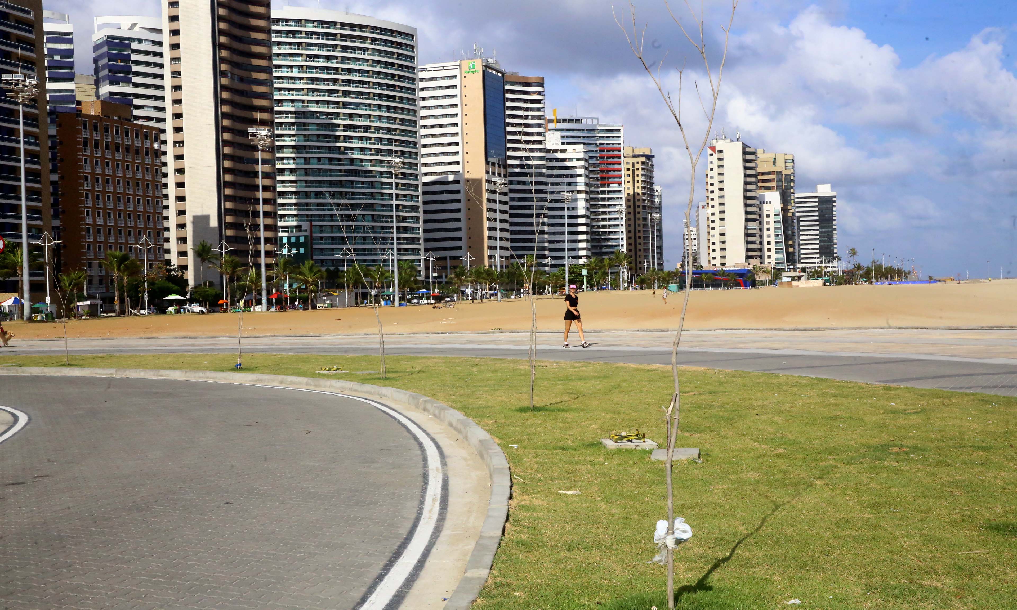 a foto mostra uma ciclista no novo calçadão da beira mar